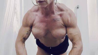 Muscle Milf Flexing - hclips.com