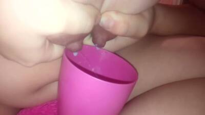 Young Mom Pours Milk From Boobs Into A Cup - upornia.com