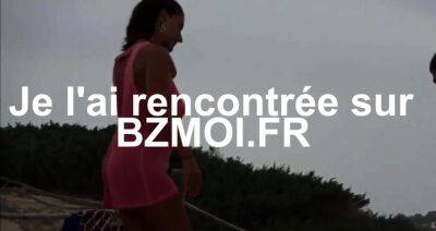 Belle maman MILF se deshabille a la plage - drtuber.com - France