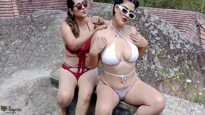 Lesbianas Milf Con Conos Calientes Fol Ndo El La Finca Mientras Estan De Paseo 5 Min - Jennifer Dupree And Candy Rouse - hclips.com